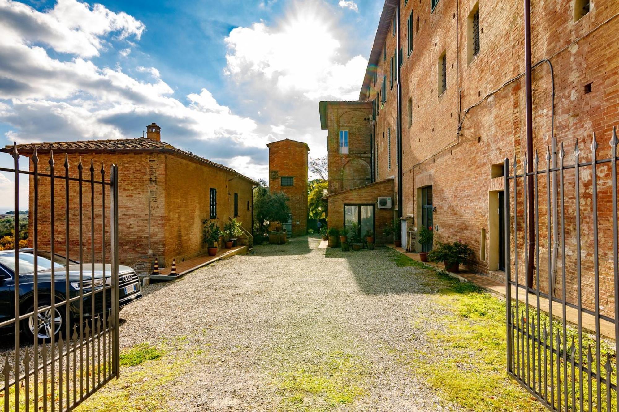 Porta Romana Elegant Apartments With Private Parking! Siena Exteriör bild